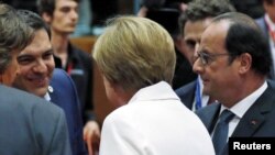 Премьер-министр Греции Алексис Ципрас (слева), канцлер Германии Ангела Меркель, президент Франции Франсуа Олланд на саммите в Брюсселе, 12 июля 2015 года.