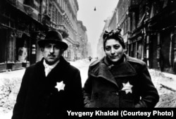 Эту семейную пару Евгений Халдей встретил в январе 1945 года в будапештском гетто. Халдей был поражён тем, что даже после освобождения города мужчина и женщина продолжают носить нашитые по приказу оккупантов шестиконечные звёзды