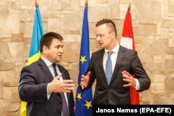 Міністр закордонних справ України Павло Клімкін (ліворуч) із керівником МЗС Угорщини Пітером Сіярто. Закарпатська область, 22 червня 2018 року