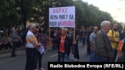 Граѓани протестираат пред Специјалното обвинителство.