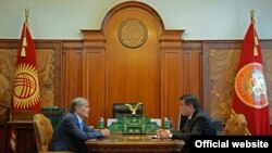 Президент Алмазбек Атамбаев менен Сооронбай Жээнбеков