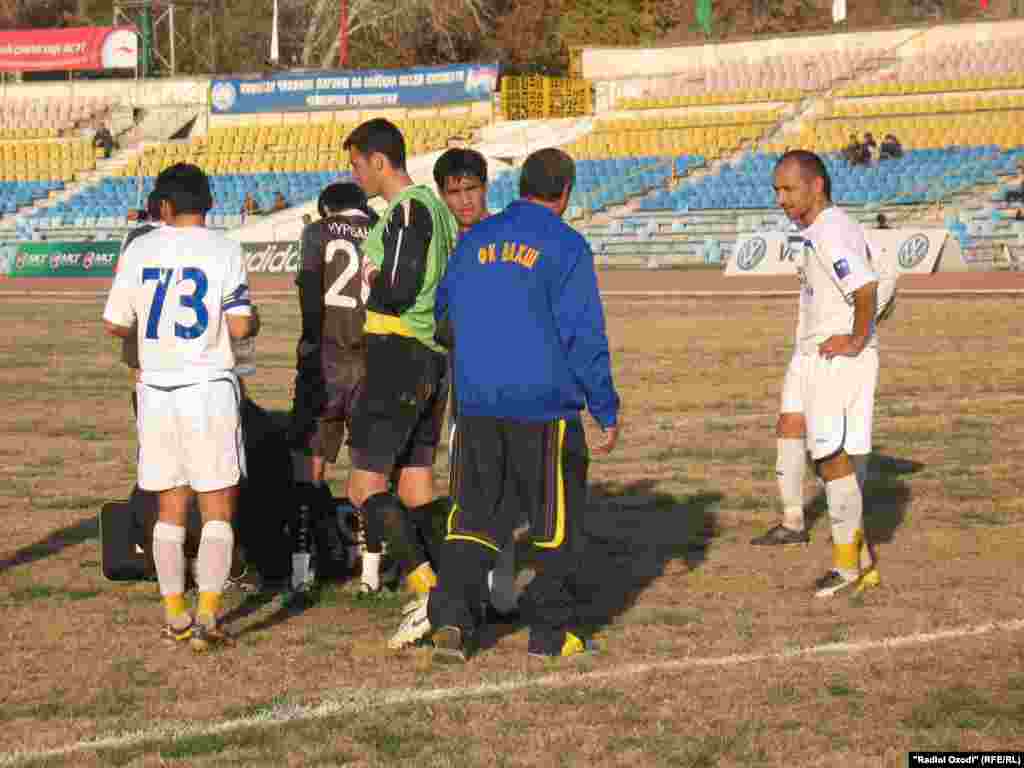 Tajik football team of "Istiqlol" celebrates it victory, 29Nov2010