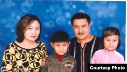 Әнші Биғазы Тұтқабеков жары Гүлшатпен және балаларымен бірге. Алматы, 2003 жыл. 