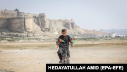 انځور له ارشیف څخه ـ یو هلک د ۲۰۲۰ کال د اګست په ۱۸مه په کابل کې بایسکل ځغلوي.
