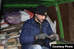 Олег Пауков ездит по домам собирать мусор