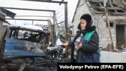 Жінка біля її зруйнованого будинку в Новолуганську на Донеччині, 20 грудня 2018 року