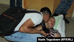 Нурбек Тубабергенов, сын больной заключенной Гаухар Худабаевой, целует маму. 20 июня 2019 года.
