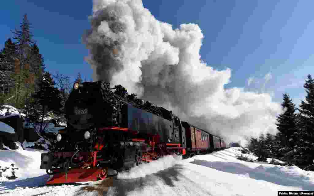 Një tren me avull në hekurudhën e ngushtë të Harzës, udhëton drejt malit Brocken pranë Schierkes, Gjermani.&nbsp;