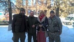 Волонтерка Наталя Воронкова (друга справа) з оборонцями України, яким надає допомогу її волонтерська команда «Доброволя»