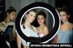 Model gyzlar Kiýewdäki ukrain moda hepdeliginde surata düşýärler, 3-nji fewral.(Irina Gromotskaýa, AÝ/AR)