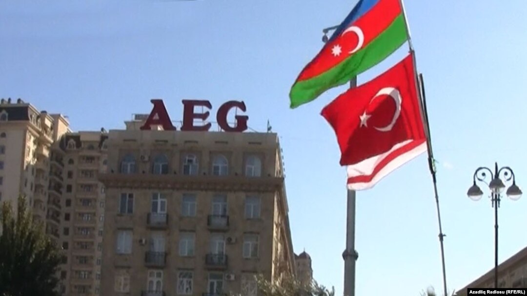 Elman Türkoğlu bayraqları dalğalandırarkən