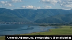 Поселок Култук на юге озера Байкал