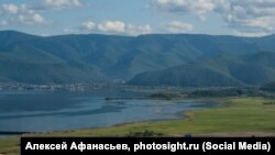 Поселок Култук на юге озера Байкал