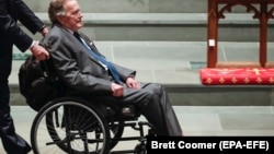 Старший Буш пересувається на інвалідному візку та електричному самокаті внаслідок хвороби Паркінсона