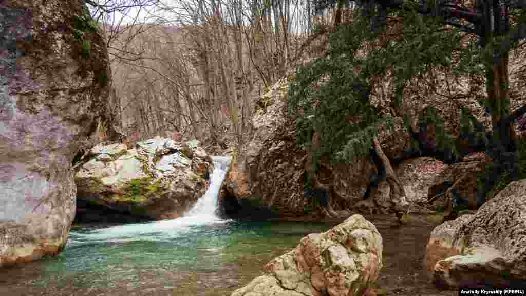 Живописный водопад с небольшим озерцом &ndash; Тисовый. На его берегу растет вечнозеленый тис ягодный. В каньоне произрастает более полторы тысячи подобных реликтов