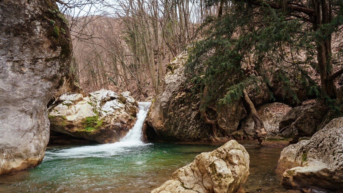 Сахта. Тисовый водопад Крым. Большой каньон Крым тропы. Ущелье Крыма от Евпатории. Большой Крымский каньон тропа наверх.