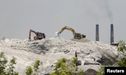 Excavators at work on a hill of slag at a metallurgical works in the city of Enakievo, some 800 kilometers southeast of Kyiv (file photo)