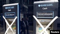 Zatvoreni bankomati Barclays banke u financijskoj četvrti Londona, kolovoz 2011.