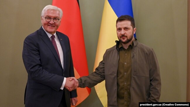 Президентът на Украйна Володимир Зеленски (wдясно) и президентът на Германия Франк-Валтер Щайнмайер в Киев, 25 октомври 2022 г.