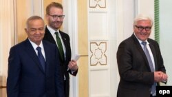 Министр иностранных дел Германии Франк-Вальтер Штайнмайер (справа) и президент Узбекистана Ислам Каримов (слева). Ташкент, 30 марта 2016 года.