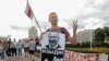 Belarus etirazçısının plakatında: "Çıx get" yazılıb