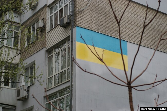Граффити в виде украинского флага на стене жилого дома в центре Днепра