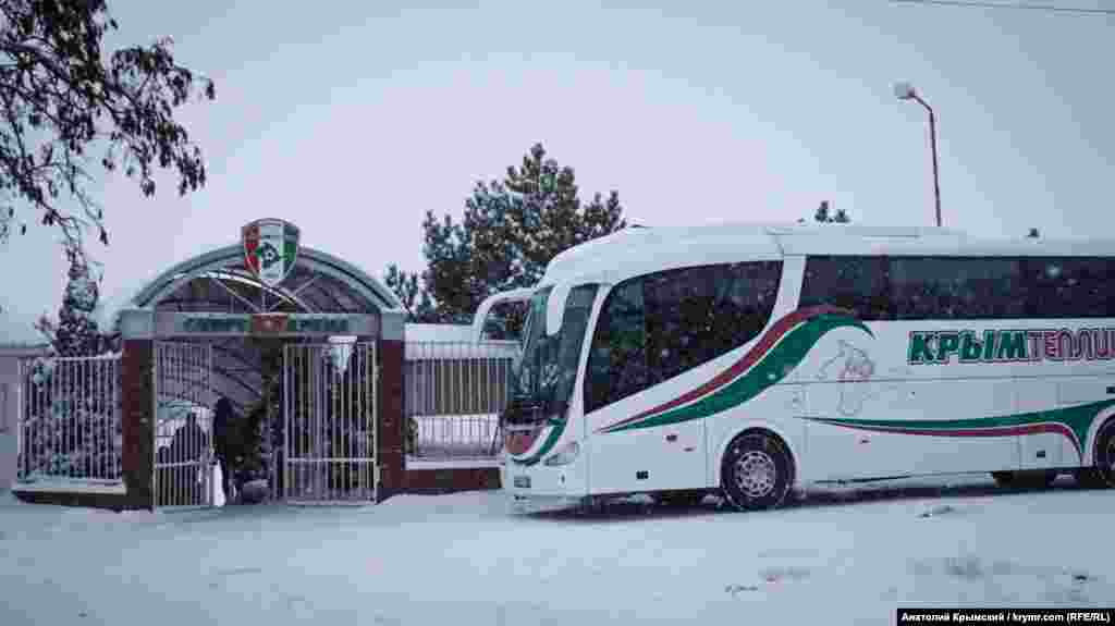 Вулиця Спортивна в Аграрному веде прямо до тренувальної бази футбольного клубу «Кримтеплиця» з сусіднього селища Молодіжне