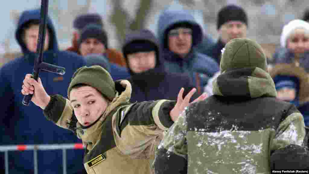 Окупований Крим, 23 лютого 2019 року. Юнаки з військово-патріотичного клубу під час показового виступу на заході, присвяченому російському &laquo;Дню захисника Вітчизни&raquo;&nbsp;в Євпаторії