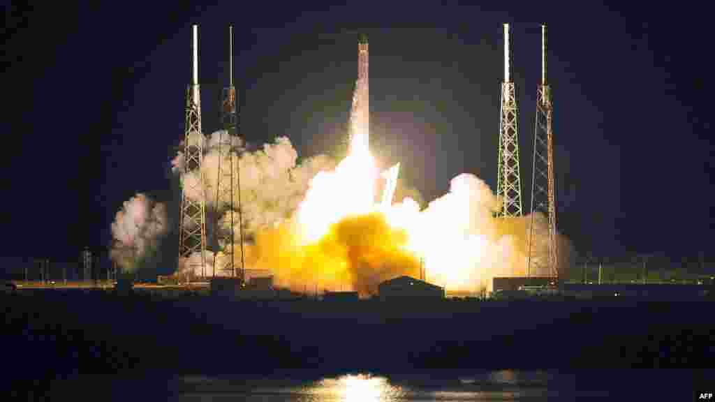 U.S. -- SpaceX's Falcon 9 rocket lifts off as it heads for space carrying the company's Dragon spacecraft from pad 40 at Cape Canaveral, Florida, 22May2012