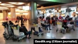 Узбекистанцы в стамбульском аэропорту, 22 марта 2020 года.