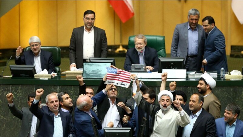 ირანის პარლამენტში დაწვეს აშშ-ის დროშა