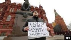 Пикет в поддержку Надежды Савченко на Манежной площади в Москве