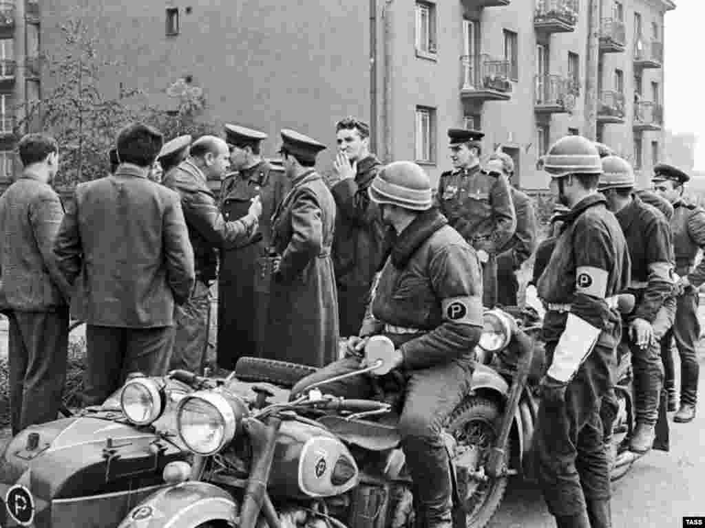 Солдаты армий Варшавского договора на улице в Праге, 21 августа 1968