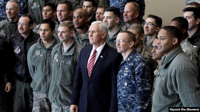 Mike Pence sa američkim trupama stacioniranim u Japanu 8. februara