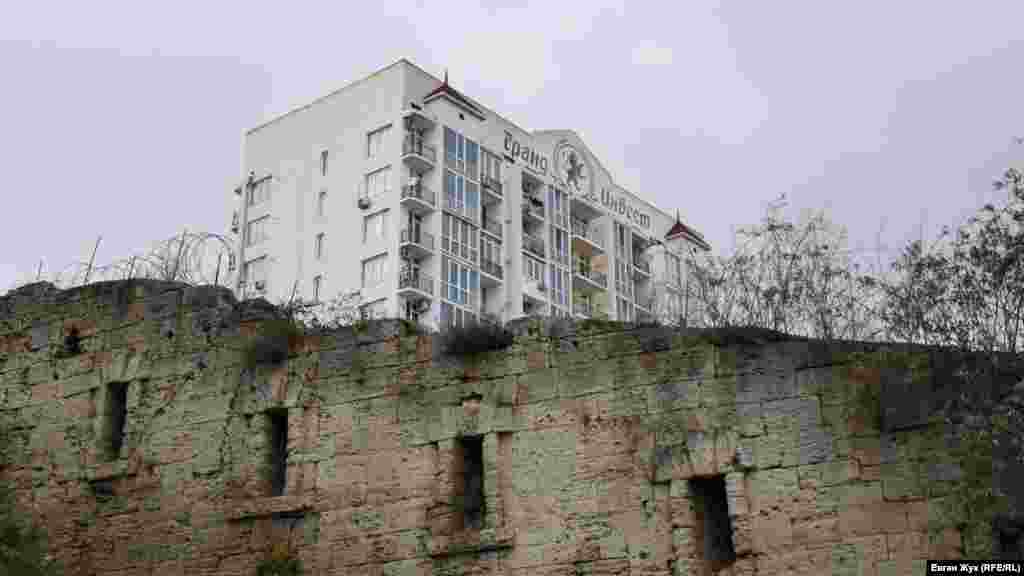 Побудована з кримбальского вапняку оборонна стіна 7-го бастіону збереглася з часів Кримської війни. Стіна йде уздовж Кріпосного провулка і повторює ухил рельєфу постійною висотою близько чотирьох метрів, ширина досягає одного метра