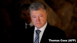 26 травня Порошенко замість допиту в ДБР відкривав виставку художній робіт зі своєї власної колекції у Музеї Івана Гончара в Києві