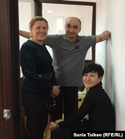 Макс Боқаев (ортада) адвокаты Нұрбике Ескендірова (сол жақта) және қорғаушысы Жанаргүл Боқаевамен сот залында. 18 қараша 2016 жыл.