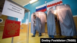 Сообщения об угрозе взрывов начали распространяться в день голосования. На снимке - избирательный участок в Омске