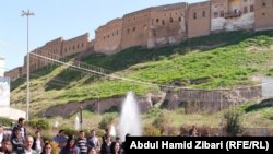 مواطنون يشاركون في إحياء ذكرى قصف حلبجه قرب قلعة أربيل