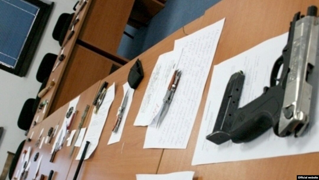 Оружје пронајдено кај ученици при претрес на МВР во Скопје на 10 март 2012 година.
