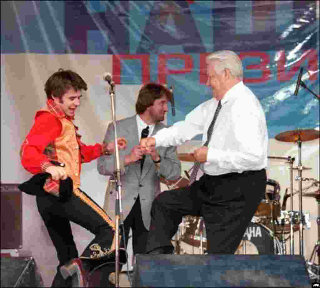 Yeltsin campaigning for reelection in Rostov-na-Donu on June 10, 1996 (AFP) - Russia – 1996 presidential election – President Boris Yeltsin (R) dancing during an election rally, Rostov, 10Jun1996. Source: AFP.