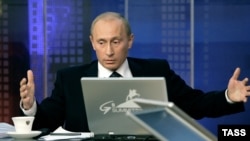 It seems that Russian President Vladimir Putin and his administration are increasingly up in arms about unregulated Internet usage. (file photo) 