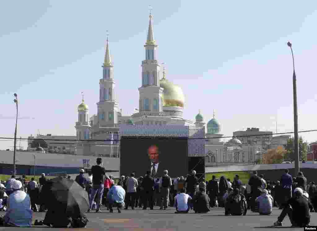 Moskvada restavrasiyadan sonra Mərkəzi Məscidin açılışı olub