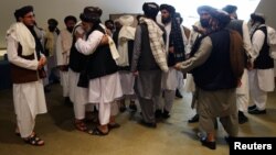 نمایند‌های گروه طالبان در حاشیه یک نشست در قطر
