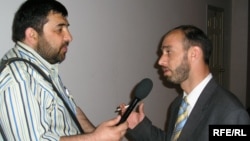 Мусоҳибаи Қаюмзод бо журналист Раҷаби Мирзо. Акс аз бойгонӣ