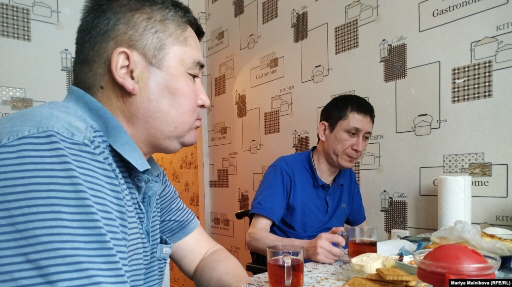 Гражданский активист Эрик Жумабаев (справа) и его помощник Орынбай Охасов на кухне.