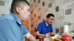 Гражданский активист Эрик Жумабаев (справа) и его помощник Орынбай Охасов на кухне.
