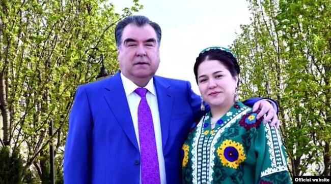 Президент Таджикистана Эмомали Рахмон со старшей дочерью Озодой.