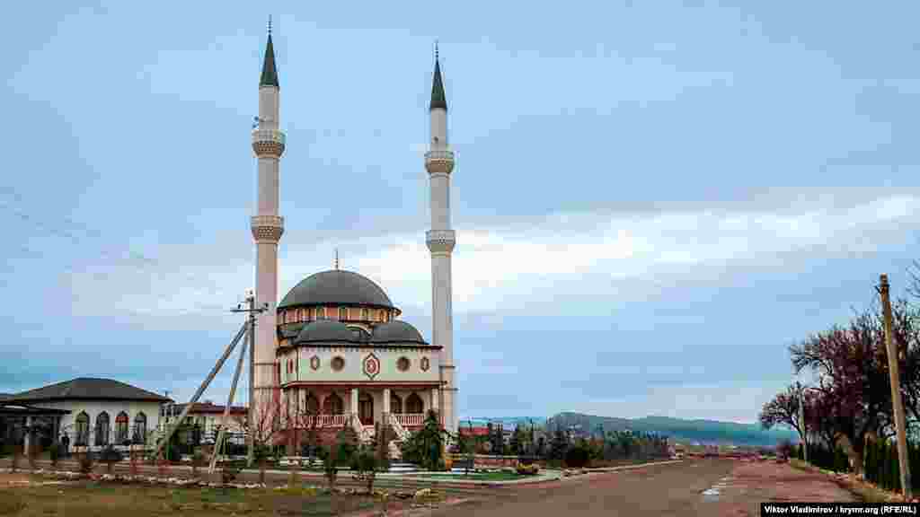 На въезде в Симферополь со стороны Севастополя расположилась одна из самых современных и красивых мечетей Крыма ‒ Кадыр Джами (Величественная мечеть)
