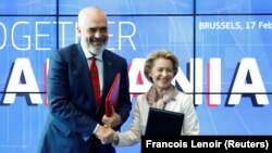 Kryeministri i Shqipërisë, Edi Rama dhe Presidentja e Komisionit Evropian Ursula Von der Leyen pas nënshkrimit të marrëveshjes për donacion.